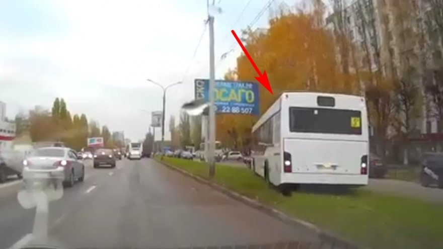 Водителем маршрутки, объехавшим в Воронеже пробку по газону, заинтересовалось МВД