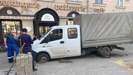 «Газель» провалилась в яму на месте взрыва в центре Воронежа