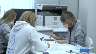 Спикер Воронежской облдумы встретился с добровольцами областного волонтёрского центра