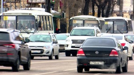 В Воронеже пассажиры упали в резко затормозившей маршрутке: есть пострадавшие