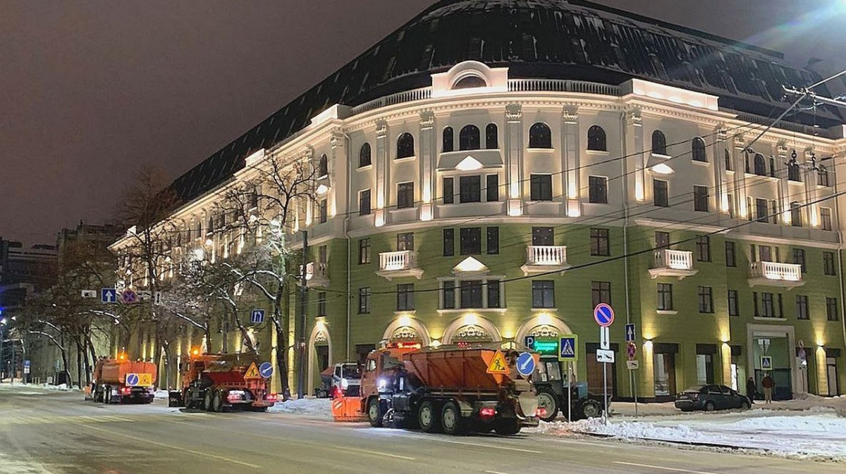 Мэрия Воронежа попросила горожан не мешать коммунальщикам убирать по ночам  снег | 02.12.2023 | Воронеж - БезФормата