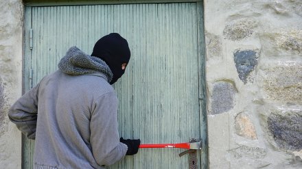 В Воронеже мужчина залез в чужую квартиру и уснул