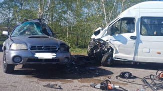 Автобус с пассажирами столкнулся с Subaru под Павловском: 5 человек пострадали и 1 погиб