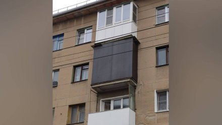 В центре Воронежа сфотографировали самый подозрительный балкон города