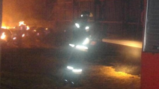 В Воронеже при пожаре на промышленной площадке сгорели 360 тюков макулатуры