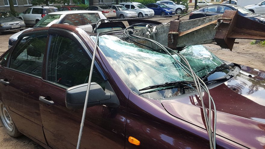 В Воронеже упавший столб разбил легковушку