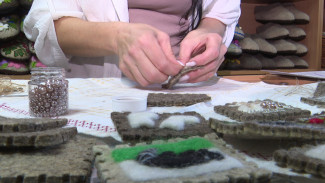 Первые в России. Мастера из Боброва создали почтовые марки из шерсти