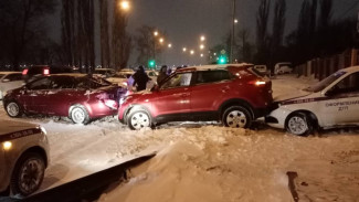 В Воронеже на заснеженной набережной столкнулись 4 автомобиля