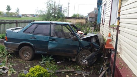 В Воронежской области автомобилистка без прав протаранила забор и влетела в дом