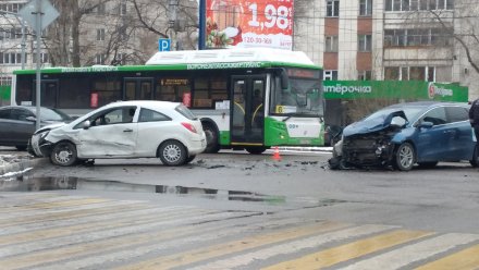 В Воронеже в ДТП на перекрёстке пострадали трое взрослых и 4-летний мальчик