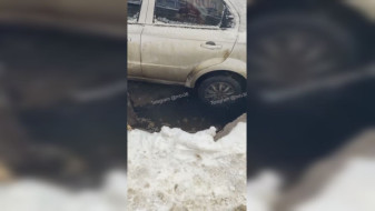 Воронежцы сняли на видео провалившуюся в яму машину