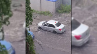 В Воронеже машины начали уходить под воду из-за мощного ливня
