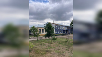 Часть крыши сорвало ураганным ветром со школы в Кантемировском районе