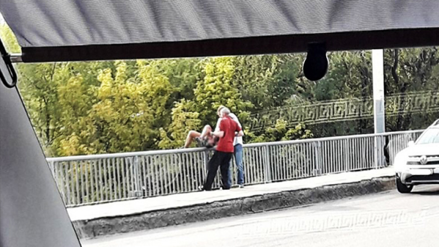 Воронежцы: двое мужчин спасли девушку, пытавшуюся спрыгнуть с моста