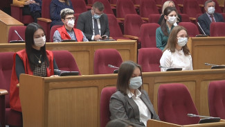 Помогающих медикам в борьбе с ковидом волонтёров-медиков наградили в Воронежской облдуме