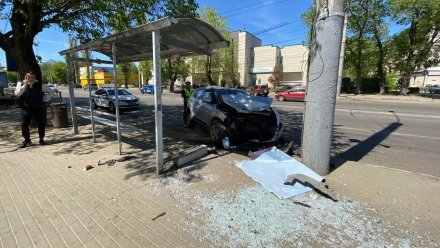 В Воронеже водитель иномарки спровоцировал массовое ДТП и влетел в остановку