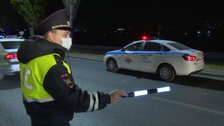 В Воронеже пойманный за тонировку водитель зажал окном руку инспектору