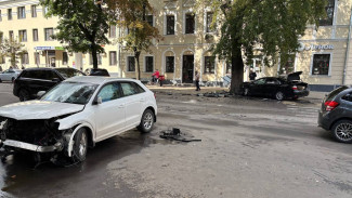 В центре Воронежа столкнулись Toyota Camry и Audi
