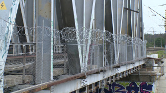 Смертельно опасный мост в Воронеже огородили колючей проволокой