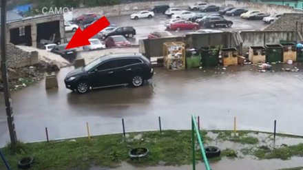 Обрушение кирпичного забора на машины на парковке в Воронеже попало на видео
