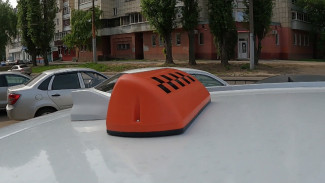 Воронежские таксисты могут остаться без заказов из-за долгой выдачи разрешений на работу