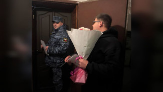 Воронежские приставы выманили мать-алиментщицу для оформления документов цветами