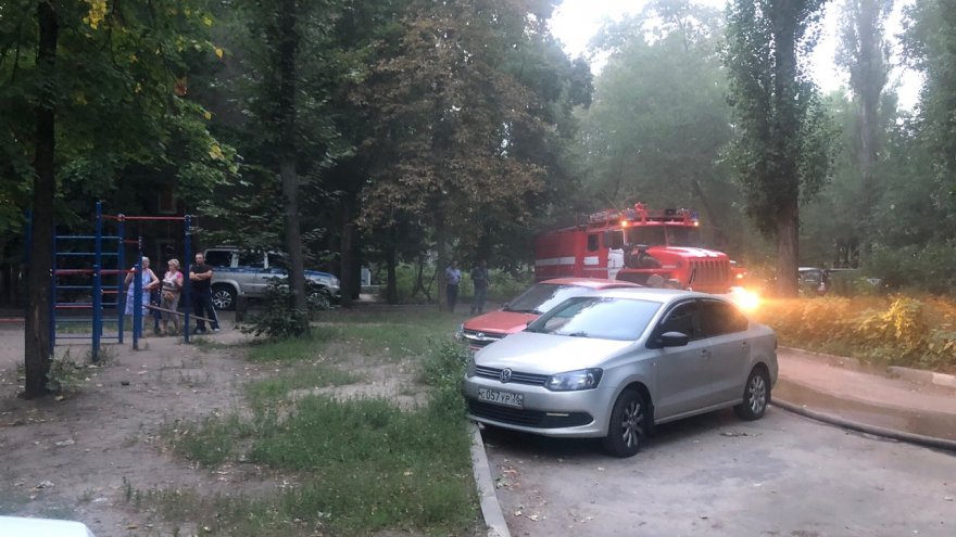 Загоревшийся мусор в подвале воронежской пятиэтажки тушили 24 спасателя
