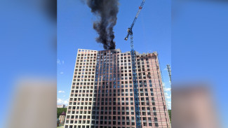 В Воронеже загорелась крыша строящегося 22-этажного дома: появилось видео