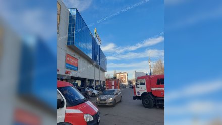 Пожарные машины съехались к крупному гипермаркету в Воронеже