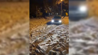 Воронежские водители превратили детскую площадку в дорогу: появилось видео 