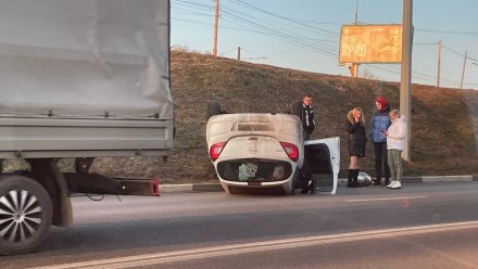 В Воронеже на выезде с Северного моста перевернулась иномарка: пострадала женщина