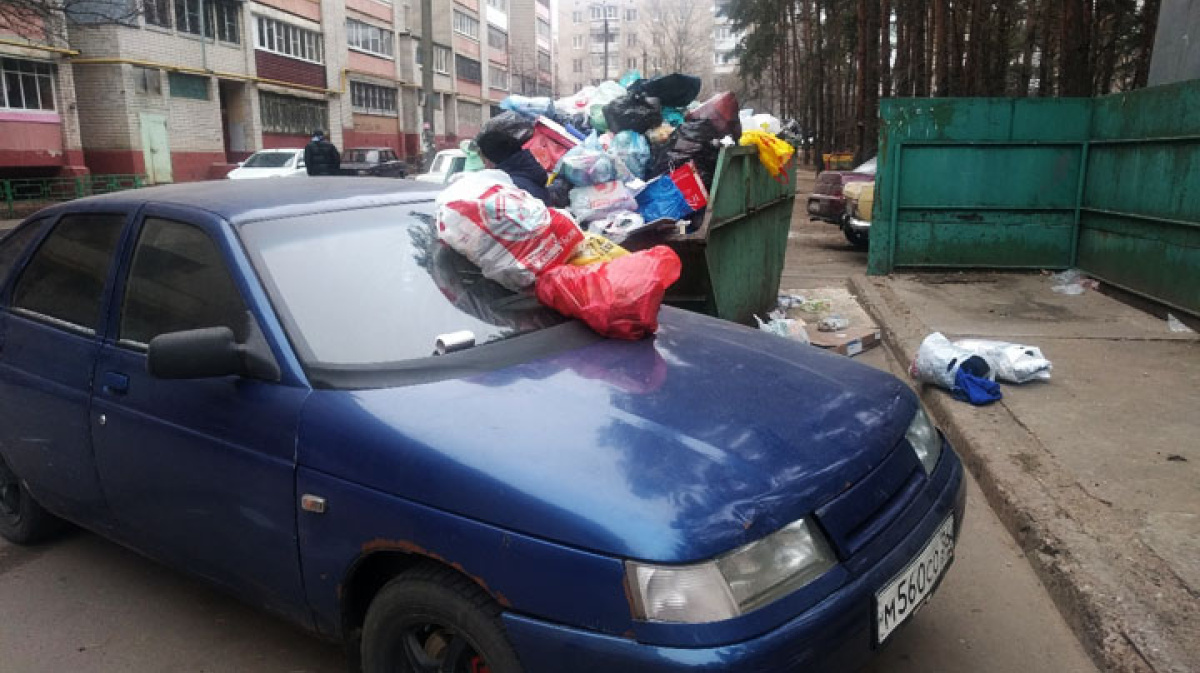 Поставил машину возле мусорки. Пакеты у мусорки подъезда. Машины около утилизация побитые с гос номерами.