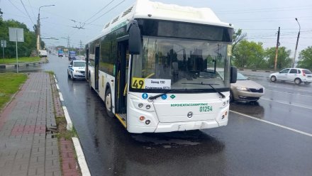 Три пассажира пострадали при резком торможении автобуса №49 в Воронеже
