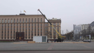 На площади Ленина в Воронеже начали устанавливать каток