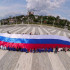 Более 400 человек приняли участие в развёртывании триколора на Адмиралтейке в Воронеже