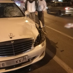 Mercedes с «крутыми» номерами насмерть сбил женщину в центре Воронежа
