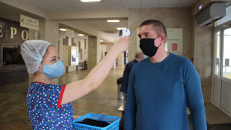 В Воронеже волонтёры сшили маски для работающих с донорами медиков