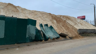 Воронежцы показали на фото нависшие над оживлённой дорогой горы песка и бетонные плиты