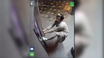 В Воронеже женщина повредила дверь при попытке пройти в подъезд