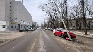 Opel Astra снёс столб на Путилина в Воронеже