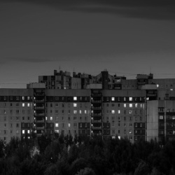 Тело 19-летней девушки нашли возле многоэтажки под Воронежем