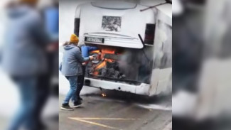Появилось видео тушения 90-го автобуса в центре Воронежа 