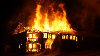 В воронежском райцентре во время крупного пожара рухнул дом 