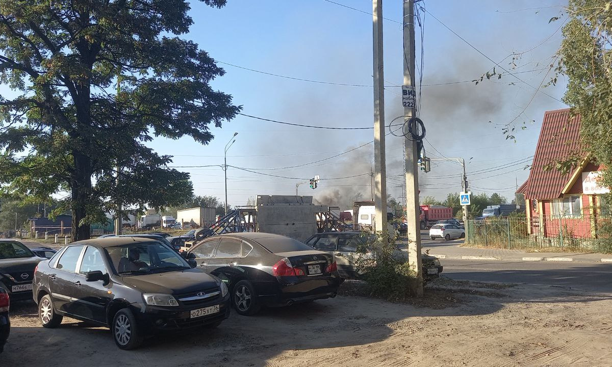 На парковке в Воронеже вспыхнули грузовик и легковушка – Новости Воронежа и  Воронежской области – Вести Воронеж