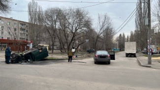 В Воронеже в ДТП с перевернувшейся машиной пострадала женщина