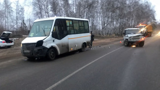 В Воронеже выехавший на встречку автомобилист протаранил автобус: пострадала пассажирка