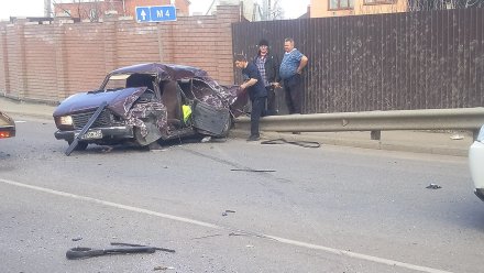 В Воронеже столкнулись пассажирский автобус и «семёрка»: один из водителей пострадал