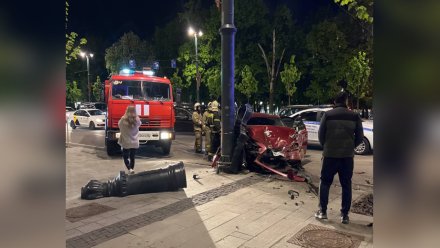 Виновник ДТП с 5 пострадавшими оплатит сломанный фонарь в центре Воронежа