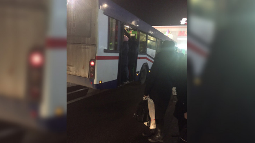 Воронежцы высмеяли поломку набитого автобуса от перегруза