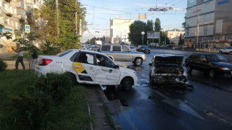 В Воронеже два пассажира такси пострадали в ДТП